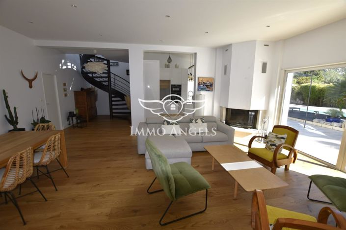 Image No.9-4 Bed Property for sale