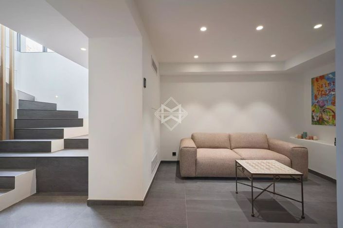 Image No.8-5 Bed House for sale