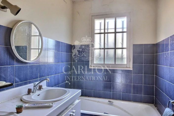 Image No.6-5 Bed House for sale