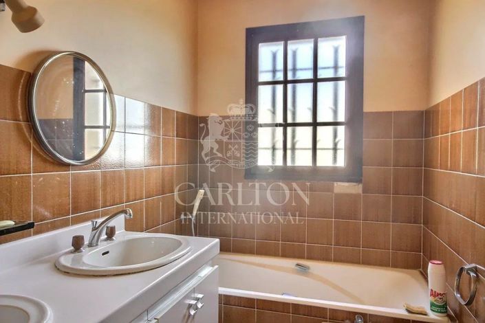 Image No.8-5 Bed House for sale