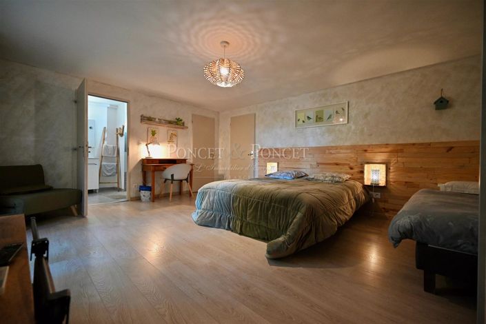 Image No.24-7 Bed House for sale