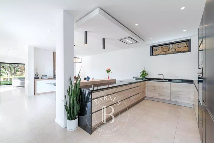 Image No.18-4 Bed House for sale