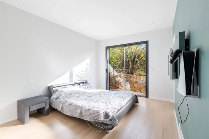 Image No.20-4 Bed House for sale