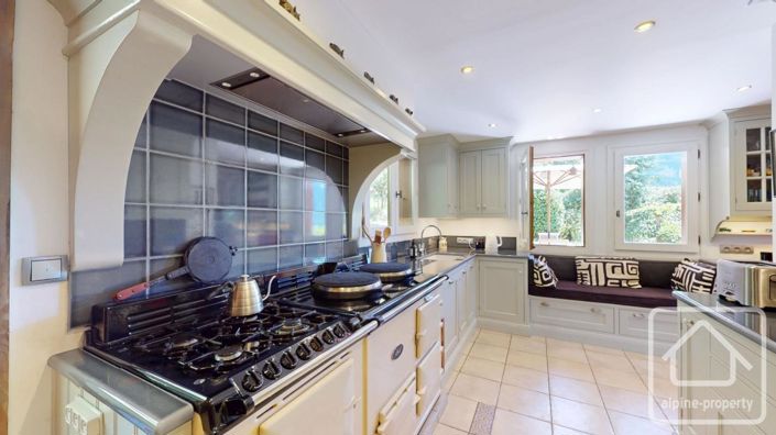 Image No.18-7 Bed Property for sale