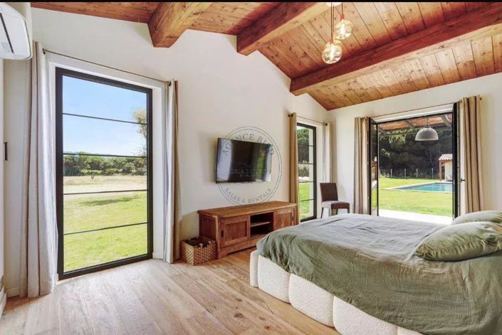 Image No.8-5 Bed House for sale