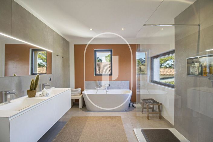 Image No.9-4 Bed House for sale