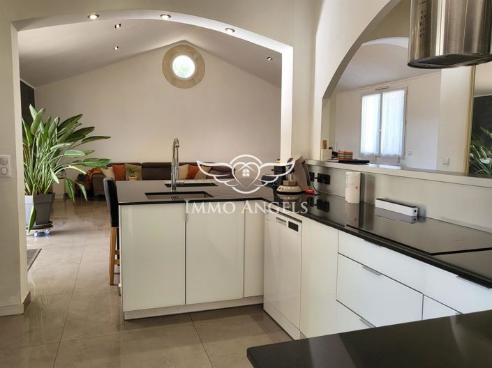 Image No.7-5 Bed House for sale