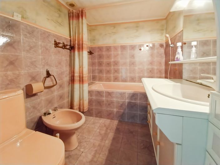 Image No.18-5 Bed House for sale