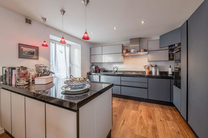 Image No.4-4 Bed Property for sale