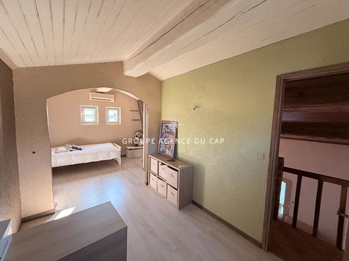 Image No.10-3 Bed House for sale