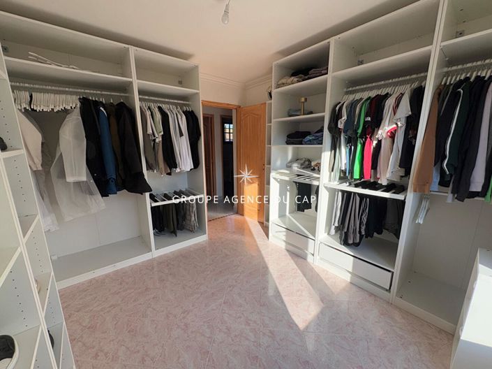 Image No.7-3 Bed House for sale