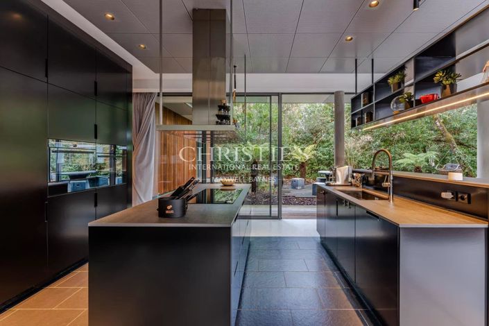 Image No.6-5 Bed House for sale