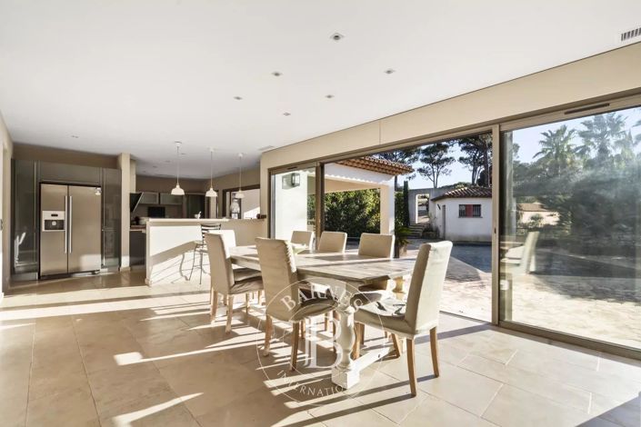 Image No.6-5 Bed House for sale