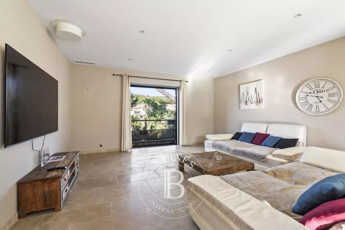 Image No.7-5 Bed House for sale