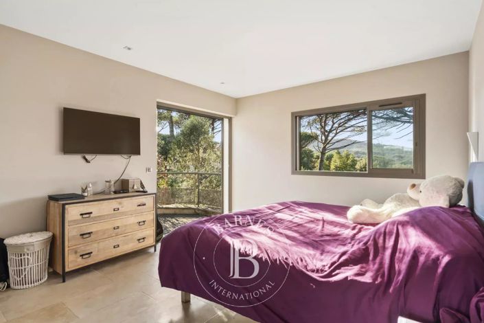 Image No.8-5 Bed House for sale