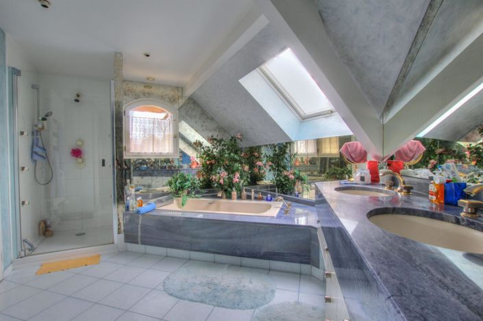 Image No.12-5 Bed House for sale