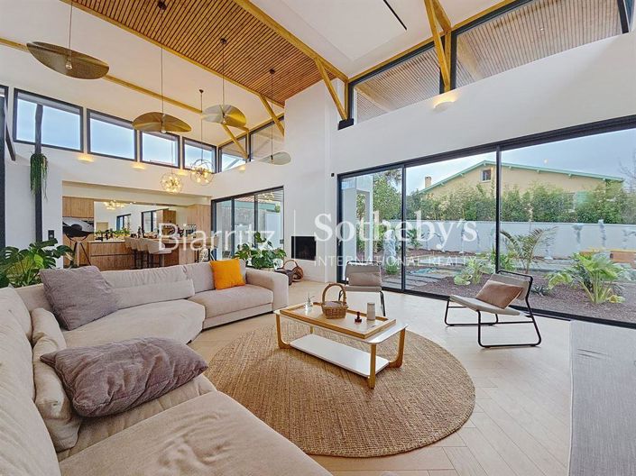 Image No.2-4 Bed House for sale