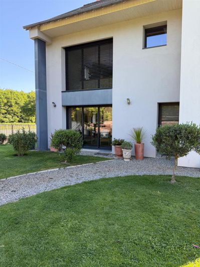 Image No.2-4 Bed House for sale