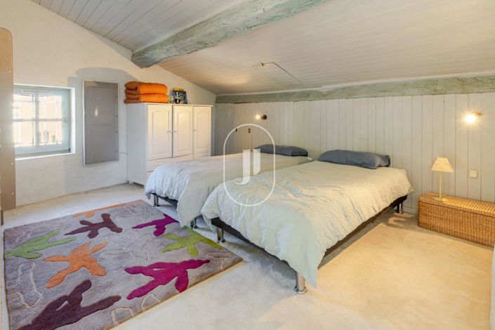 Image No.8-6 Bed House for sale