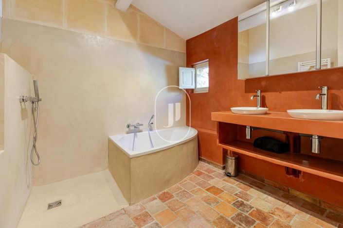 Image No.9-6 Bed House for sale