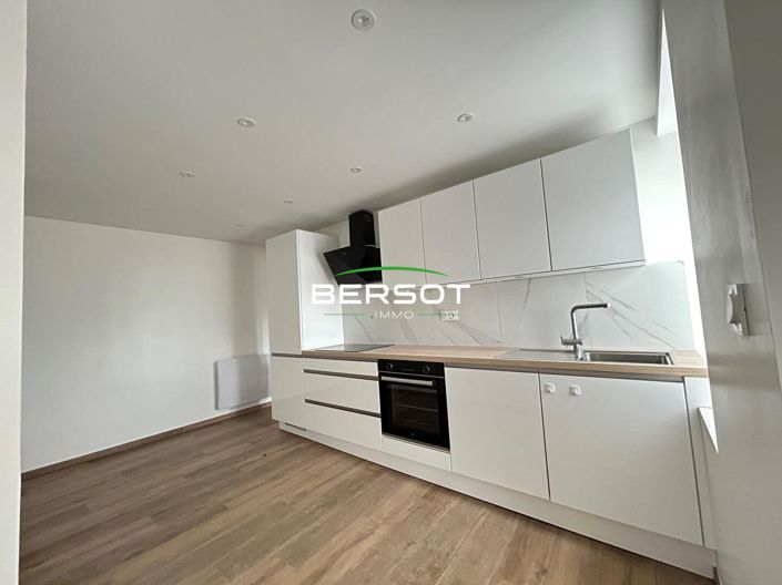 Image No.4-10 Bed House for sale