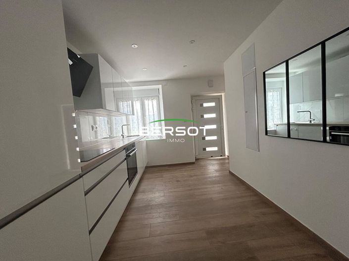 Image No.5-10 Bed House for sale