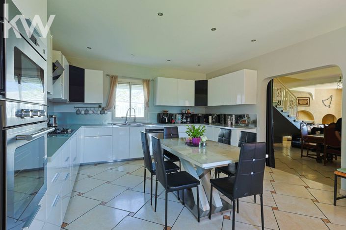 Image No.3-6 Bed House for sale