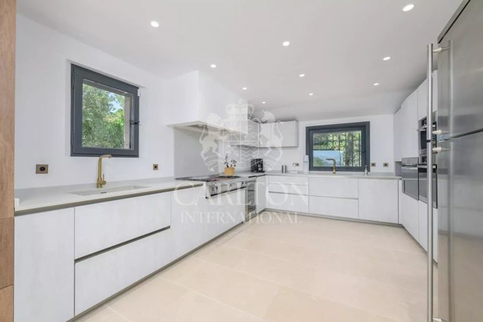 Image No.8-5 Bed House for sale