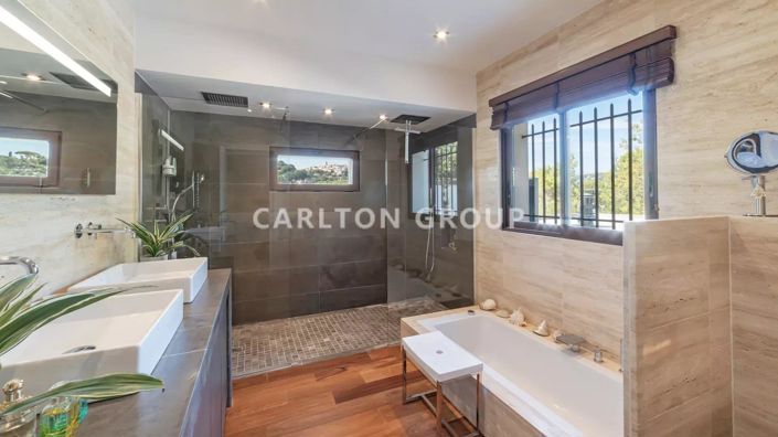 Image No.8-5 Bed House for sale