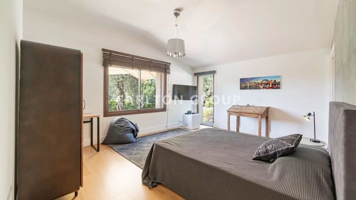 Image No.9-5 Bed House for sale