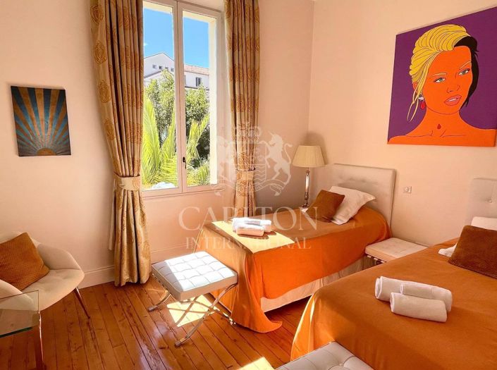 Image No.31-8 Bed House for sale