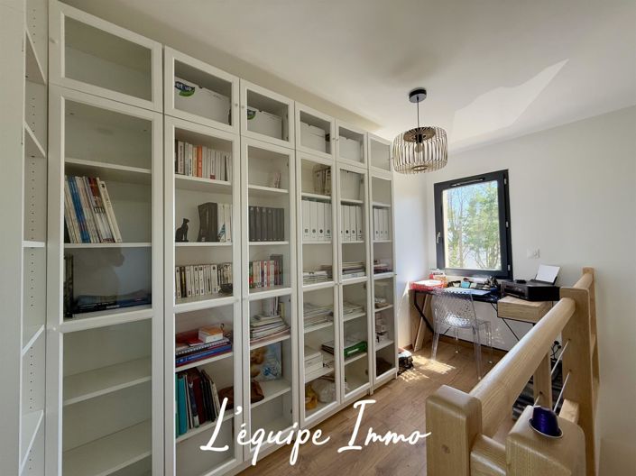 Image No.11-3 Bed House for sale