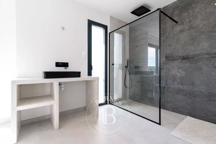 Image No.10-3 Bed House for sale