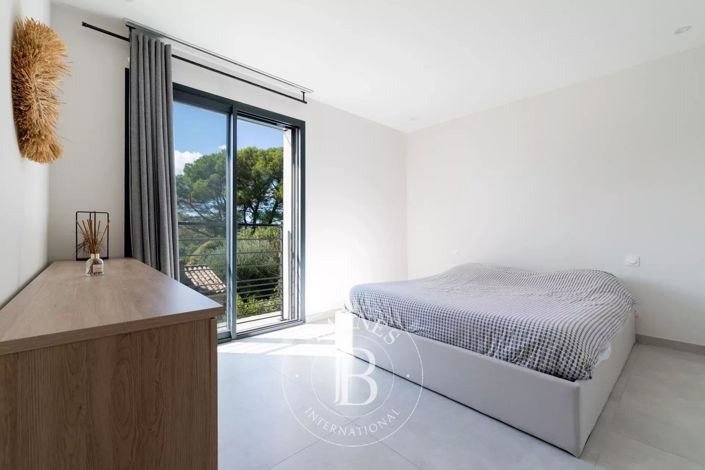 Image No.11-3 Bed House for sale