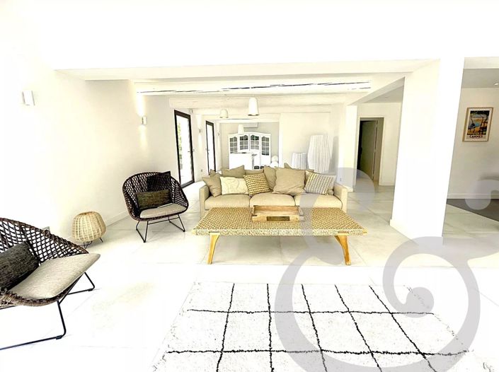 Image No.10-5 Bed House for sale