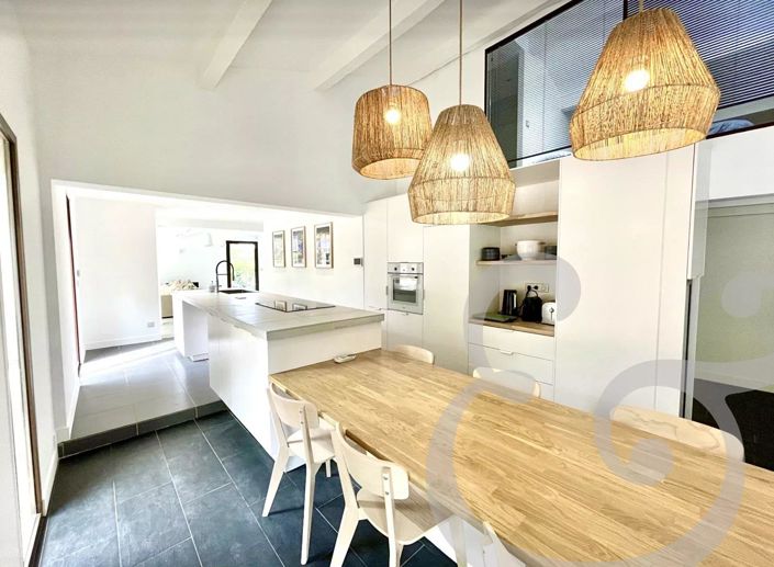 Image No.8-5 Bed House for sale