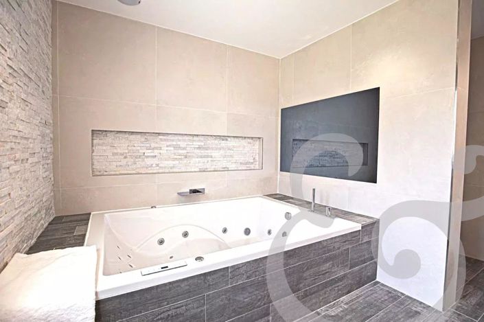 Image No.23-5 Bed House for sale