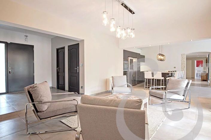 Image No.8-5 Bed House for sale