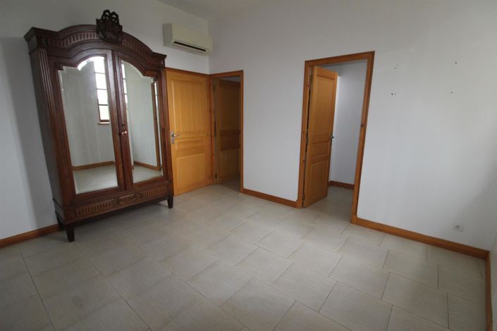 Image No.7-7 Bed House for sale