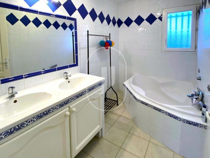 Image No.10-5 Bed House for sale