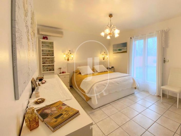 Image No.6-5 Bed House for sale