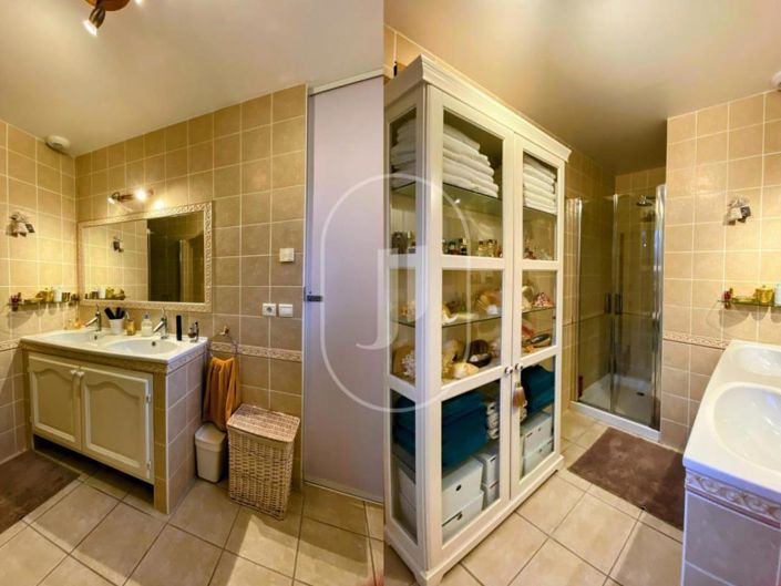 Image No.8-5 Bed House for sale