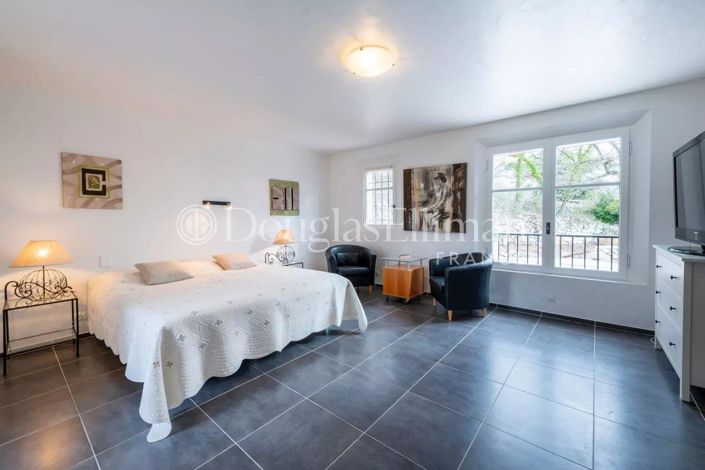 Image No.12-5 Bed House for sale