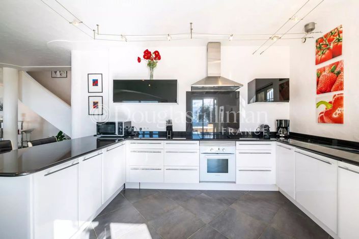 Image No.6-5 Bed House for sale