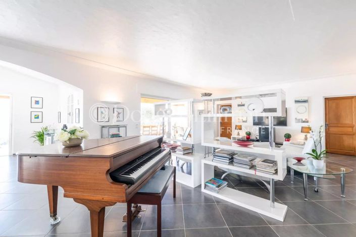 Image No.8-5 Bed House for sale