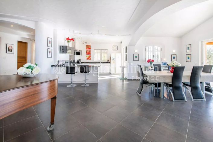 Image No.8-5 Bed House for sale