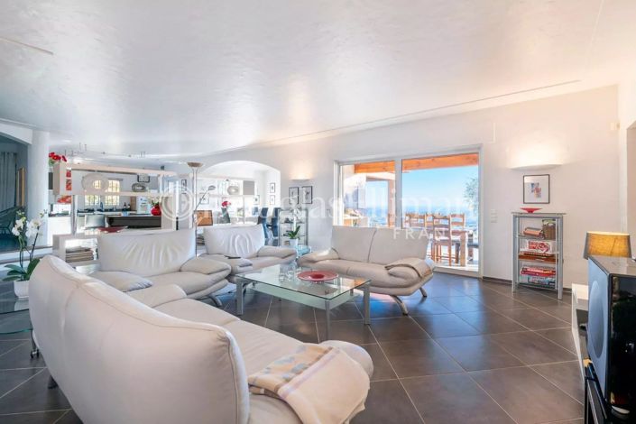 Image No.9-5 Bed House for sale