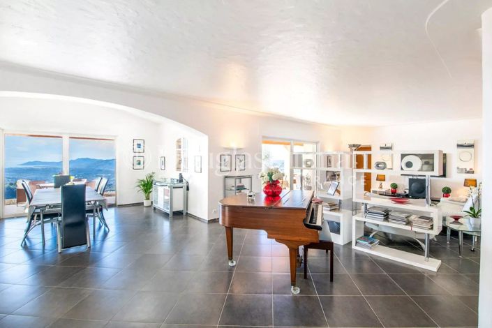 Image No.9-5 Bed House for sale