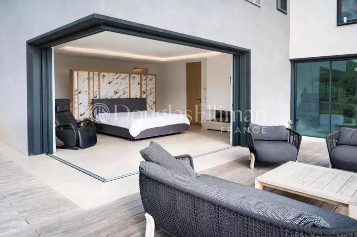 Image No.6-5 Bed House for sale