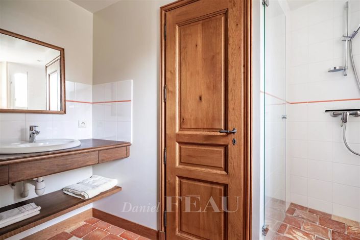 Image No.12-5 Bed House for sale